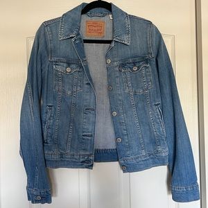 This jean jacket is in great condition and has hardly been worn! 💌